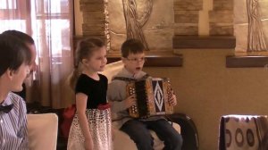 Мальчик играет на гармошке