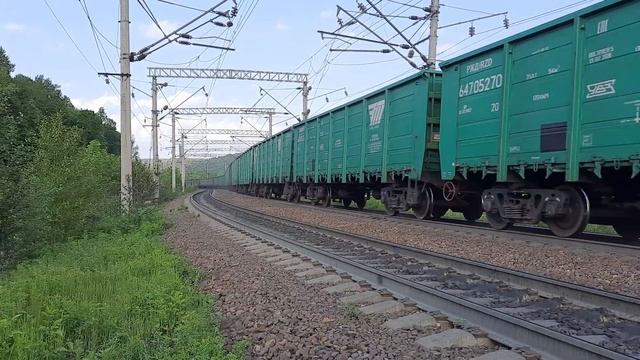 Система электровозов 2ЭС5К-122+110 с грузовым поездом и толкачем 4ЭС5К-036 "Ермак". смотреть онлайн
