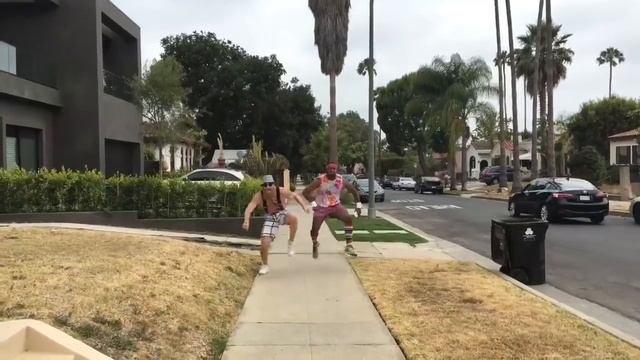 Jogging in tune with Take On Me HD 720p смотреть онлайн