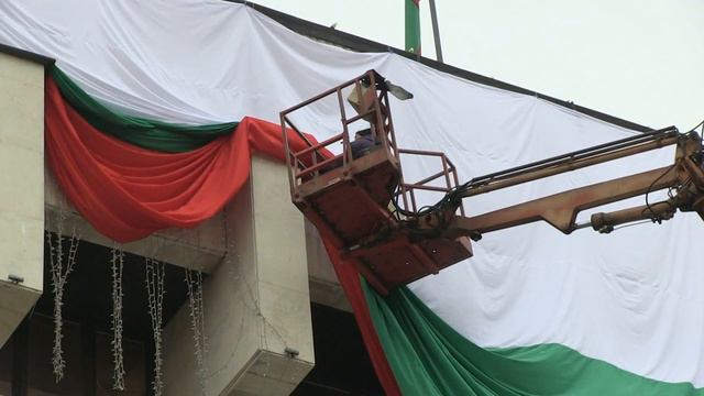 На третия път: Огромното знаме за 3 март вече гордо краси общината смотреть онлайн