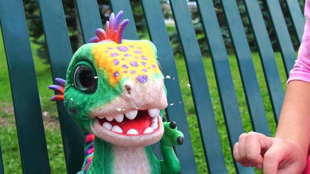 Эмма как мама для малыша динозавра. Хочет быть с маленьким. смотреть онлайн