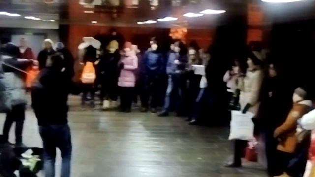 Музыка из "Игры престолов" в переходе на Арбатской. смотреть онлайн