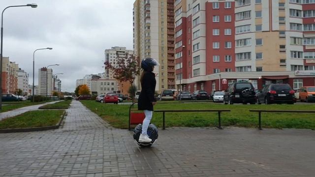 Девушка на моноколесе осенью. Осень не приговор для электротранспорта при наличии герметизации! смотреть онлайн