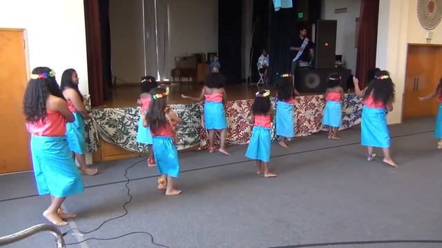 Fijian Youngsters dancing to Moana Song смотреть онлайн