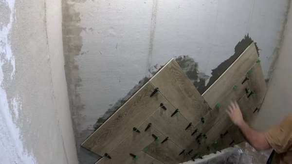 Укладка керамогранита на стену ёлочкой.Restroom renovation