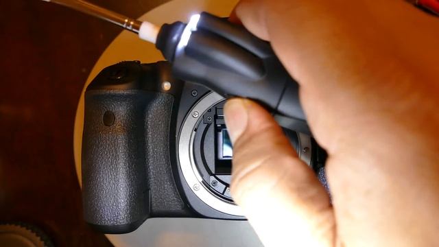 How to use Arctic Butterfly from VisibleDust to clean Canon 80D sensor смотреть онлайн