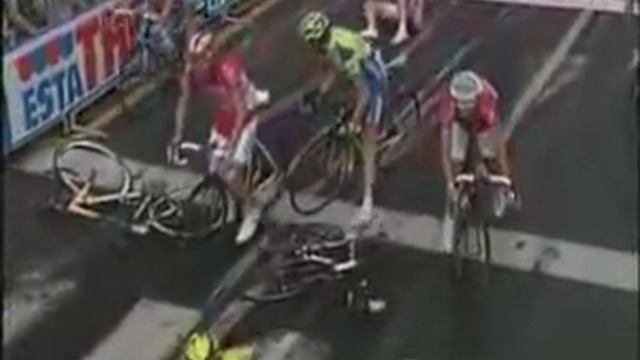 Giro d'Italia - Pinerolo 2007_Maxicaduta смотреть онлайн