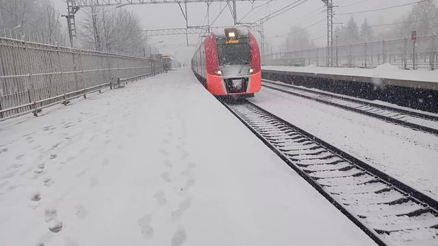 Электропоезд Ласточка эс2г-007 Сообщением Тосно Санкт-Петербург Отправляется с платформы Колпино смотреть онлайн