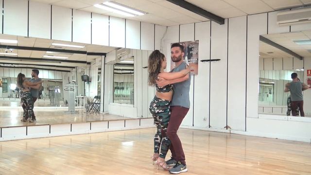 BACHATA SENSUAL CLASE MUY BIEN EXPLICADA !!!! + DE 600 VIDEOS смотреть онлайн
