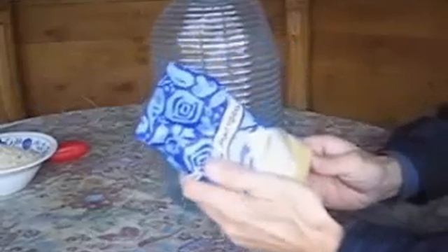 Самодельная Кормушка для Птиц из пластиковой бутылки своими руками смотреть онлайн