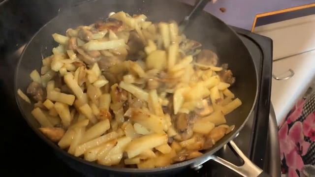 Жареная КАРТОШКА с ГРИБАМИ.Пальчики оближешь! смотреть онлайн
