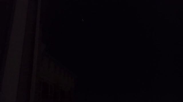 Bombardier dash 8 Q-400 Qazaq air Омск-Астана взлетает ночью над центром города Омска. смотреть онлайн