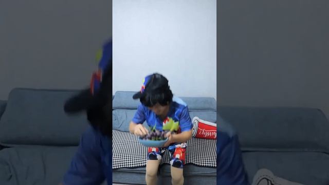 珍珍和爸爸玩游戏，结果把爸爸私房钱藏找了出来，被妈妈一通数落！【可可妈妈】 смотреть онлайн