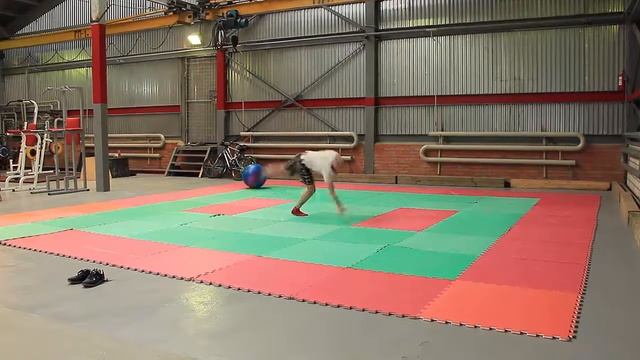 Спорт Фитнес Тренировка Элементы акробатики смотреть онлайн