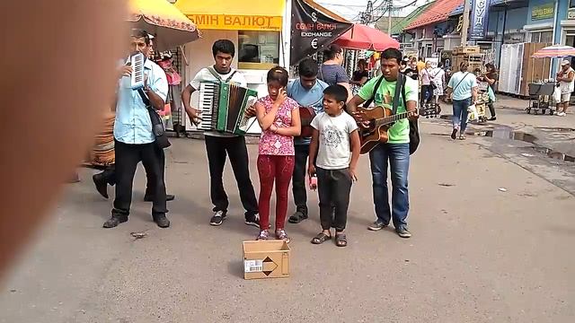 Цыганский уличный ансамбль. Черновцы, Калиновский рынок, 01.08.2018 смотреть онлайн