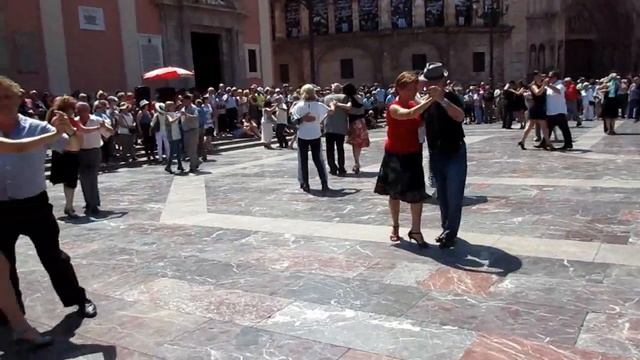 Воскресное танго на площади. Валенсия, Испания. Tango, Valencia (Spain) смотреть онлайн