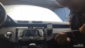 Поклейка Антискрип по панели Passat B6/Anti-Squeeze paste on the Passat B6 panel.
