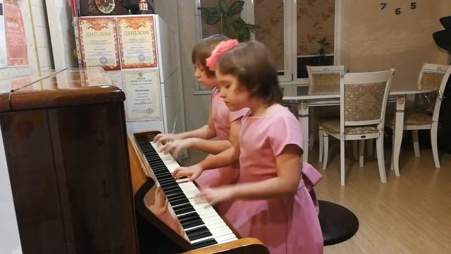 "Оранжевые буги". М.Шмитц. Исполняют Яхно Таисия и Яхно Ангелина. смотреть онлайн