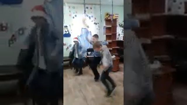 Мальчики танцуют на утреннике смотреть онлайн
