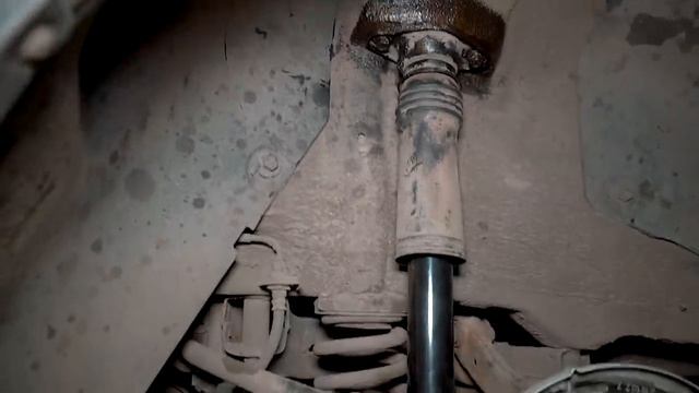 Киа Спортейдж 3. Меняю задние амортизаторы, тормозные диски и масло.