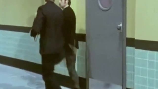 Monty Python - Silly Walk смотреть онлайн