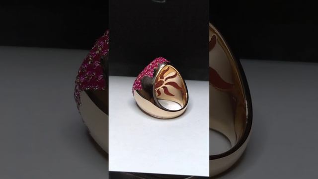 Золотое кольцо с синтетическими рубинами.