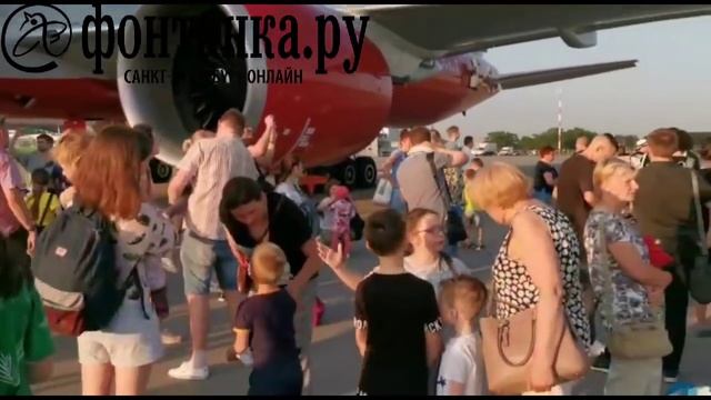 Пассажиров рейса Петербург-Симферополь выпустили из душного самолета смотреть онлайн