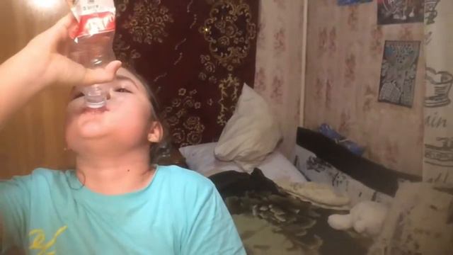 Выпить бутылку воды 0,5л. За 1 минуту??😦😦😦 смотреть онлайн