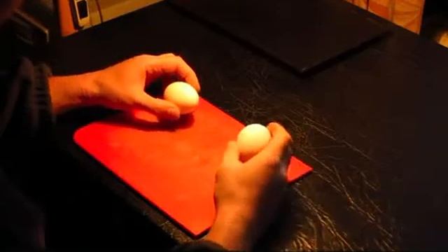 Как отличить сырое яйцо от вареного! how to differentiate a raw egg from a boiled egg! смотреть онлайн