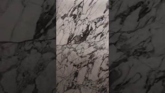 Мрамор белый с коричневыми прожилками Calacatta White смотреть онлайн