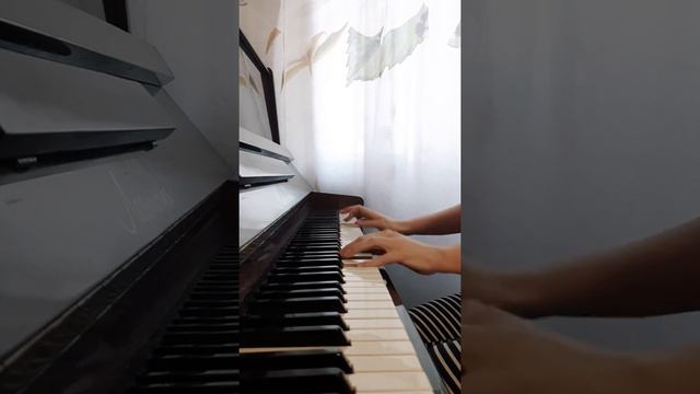 Луна не знает пути на пианино (отрывок припева) смотреть онлайн