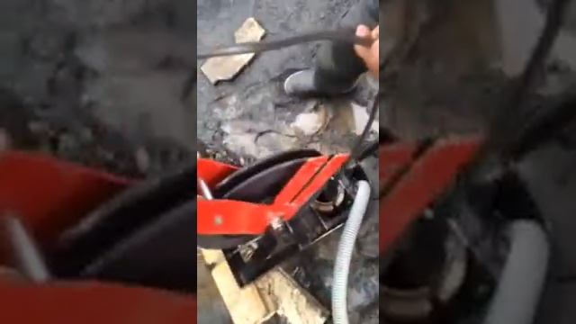 Процесс опускания насоса в скважину - компания Буковина смотреть онлайн