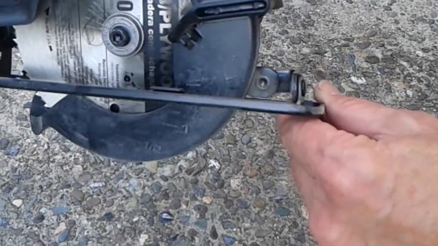 BLACK+DECKER BDCCS20B Cordless 20-volt Circular Saw смотреть онлайн