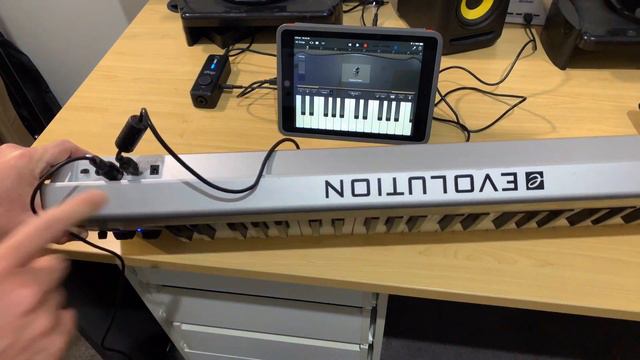 iRig Pro I/O - MIDI Keyboard connection on iPad/iPhone (GarageBand) смотреть онлайн