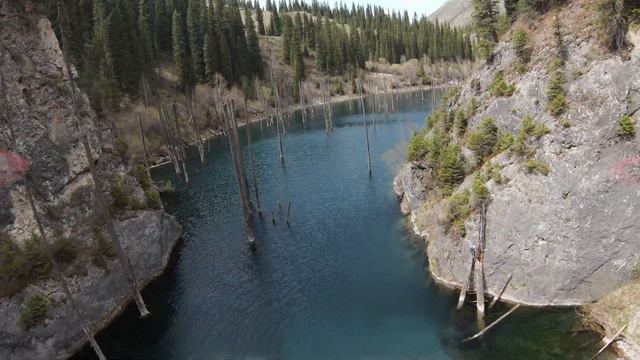 Озеро Каинды с дрона смотреть онлайн