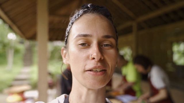 БАЛИ ГОТОВИМ ТРАДИЦИОННЫЕ БЛЮДА И ПОСЕЩАЕМ ТАНАХ ЛОТ (ЭПИЗОД 6) смотреть онлайн