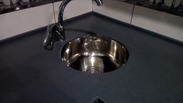 Кухня с мятными фасадами и столешницей из темно-серого искусственного камня смотреть онлайн