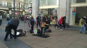 На улице танцует Майкл Джексон