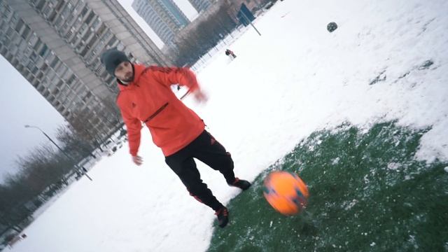 КРУТОЙ ПРИЁМ МЯЧА В ФУТБОЛЕ | ОБУЧЕНИЕ + ТОП ТРЮК ДЛЯ ФРИСТАЙЛА смотреть онлайн