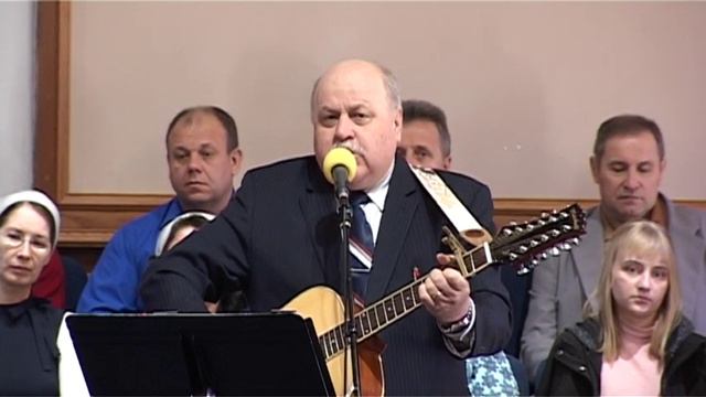 В город, украдкой скрываясь от взглядов пристальных горожан смотреть онлайн