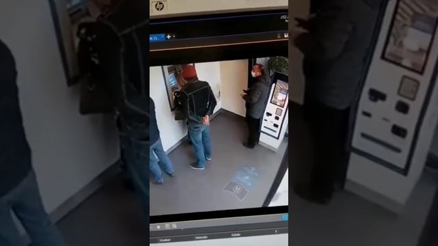Как крадут карту с банкомата: обман и отвлечение внимания #кража карты #банкомат #мошенник смотреть онлайн