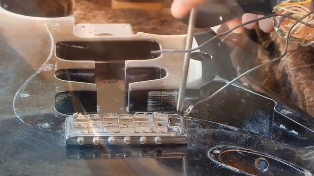 Processo de pintura e polimento Guitarra Fender Stratocaster Fiesta Red смотреть онлайн