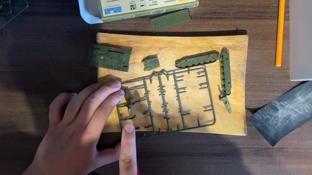 2/4 сборка модели из подарка. КВ-1 обр.40года масштаб 1/100.(звезда) смотреть онлайн