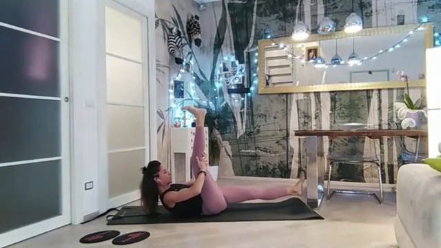 PILATES : allenamento a corpo libero con l'utilizzo delle pattine /slide смотреть онлайн