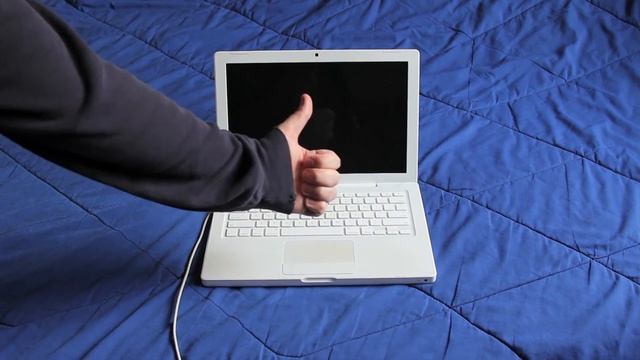 Eary 2008 MacBook... [Review In Description]