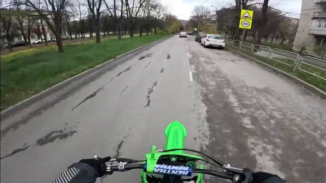 КОНЕЦ СЕЗОНА… КРАЙНЯЯ ПОКАТУШКА НА KAWASAKI KX85/ СТАНТ ПО ГОРОДУ смотреть онлайн