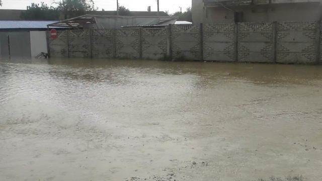 Очередное подтопление в Керчи .Оптовый рынок уходит под воду. смотреть онлайн