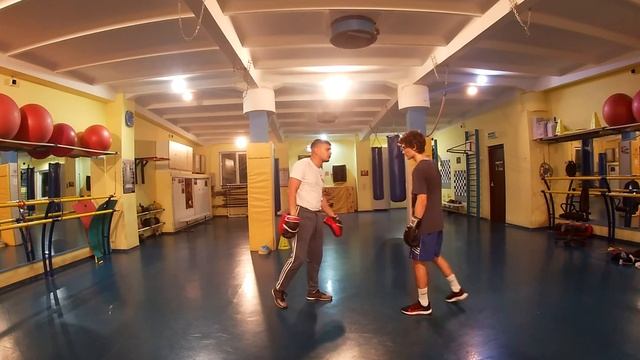 Работа на лапах Саро Айвазян: уклон + серия, встречный прямой удар, прямой удар в туловище. смотреть онлайн