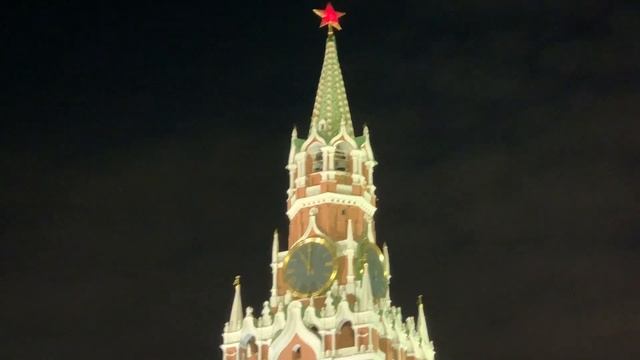 Ни души на Красной Площади 31 марта 2020 в 23.00. пустой центр города и метро смотреть онлайн