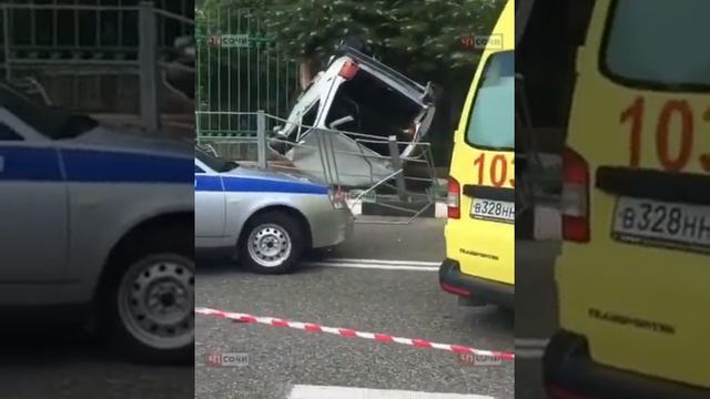 В Сочи автомобиль въехал в автобусную остановку, где находились люди смотреть онлайн
